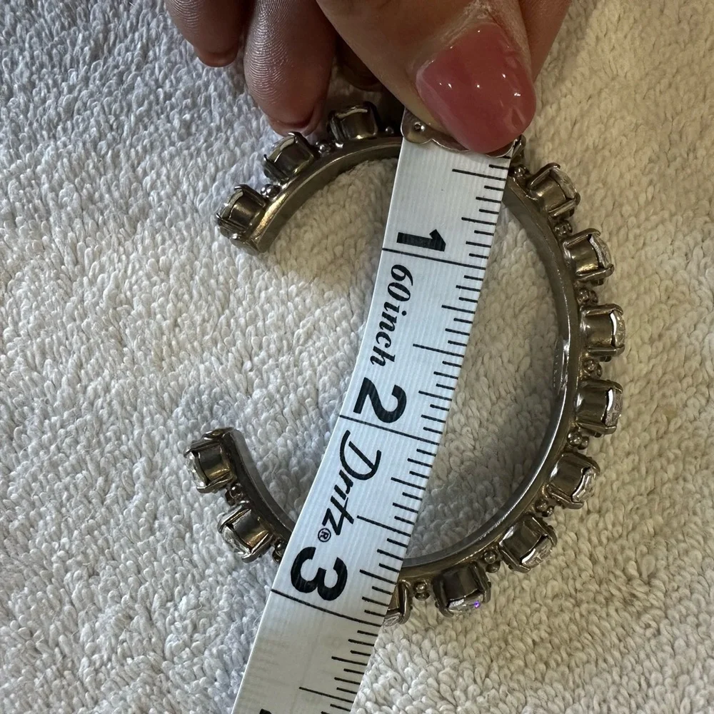 NWOT💎Women’s Riveting Romance Swarovski 16 Crystal Bangle Bracelet. - Picture 5 of 9